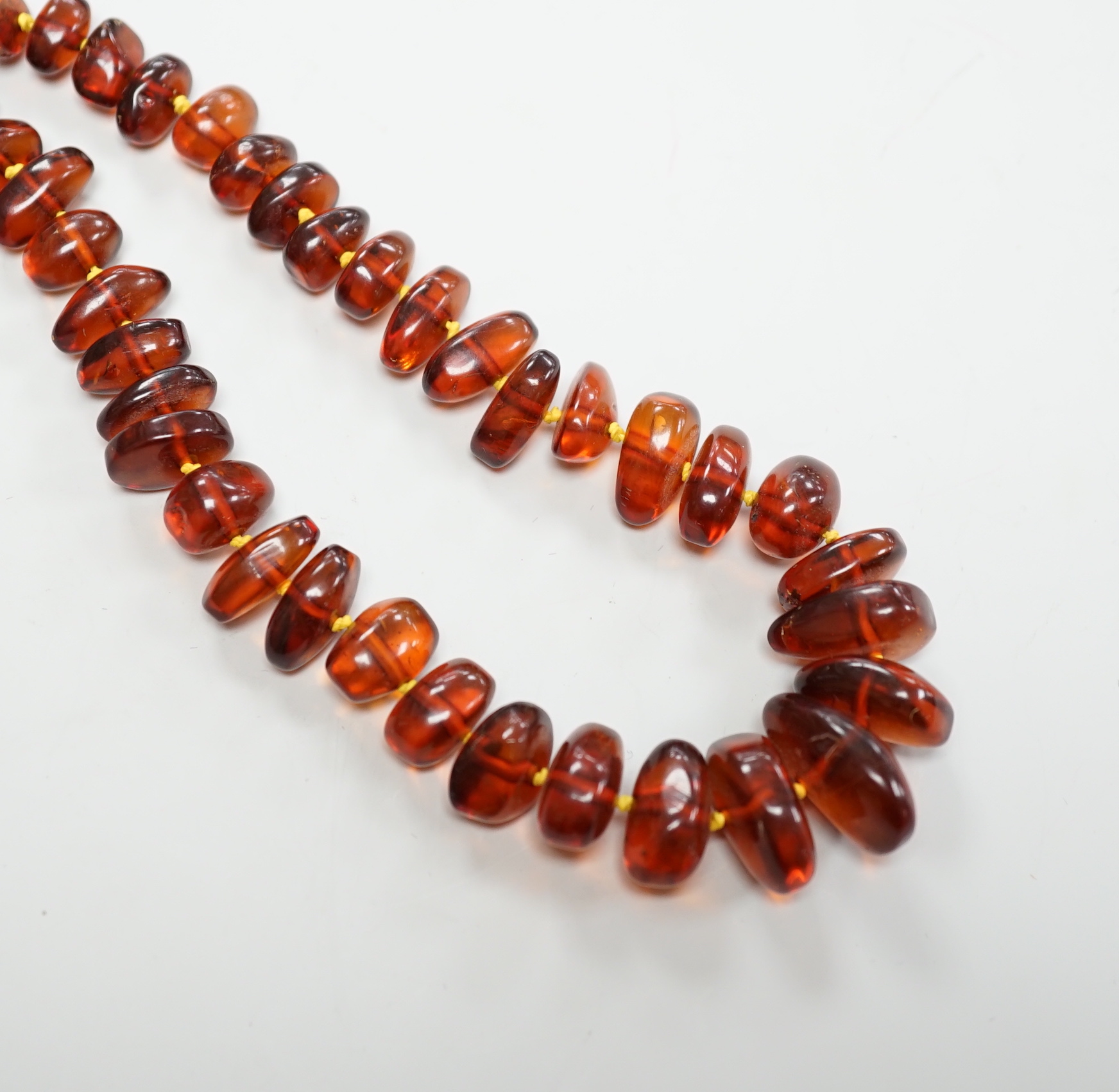 A single strand graduated amber bead necklace, 58cm.